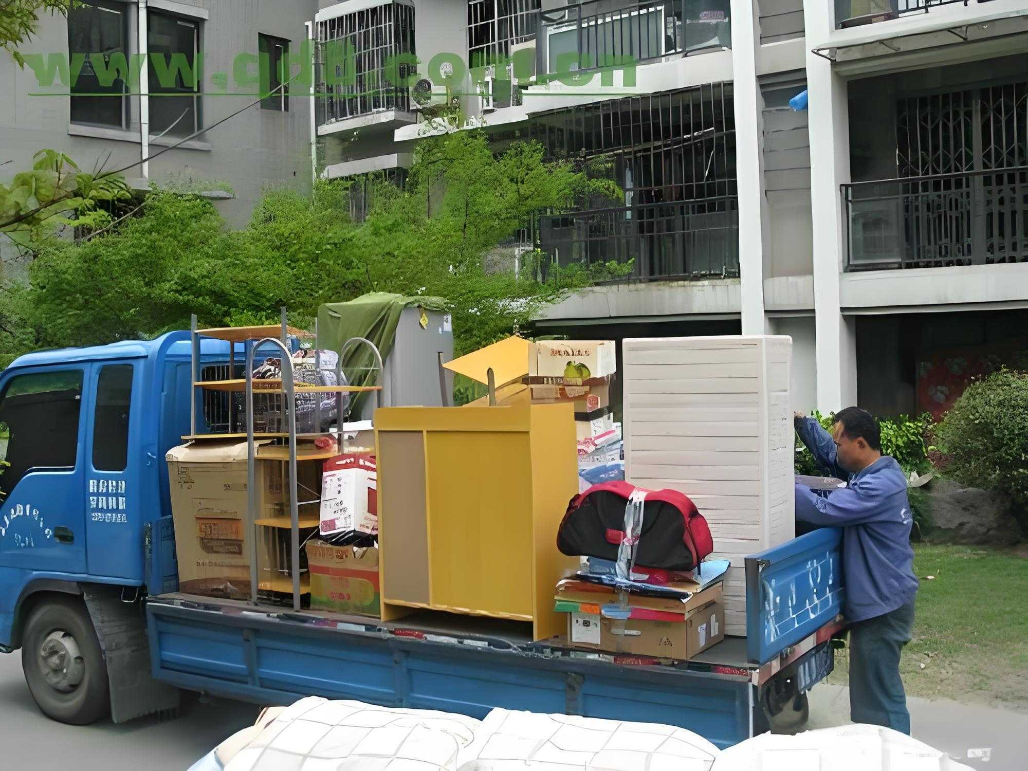 装卸工人正在进行长途搬家的装卸工作